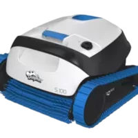 De Dolphin S100 zwembadrobot is een slimme, compacte en krachtige oplossing voor het reinigen van zwembaden tot 10 meter. Bodem én wanden worden automatisch gereinigd in slechts 2 uur. Ideaal voor elke zwembadbezitter!